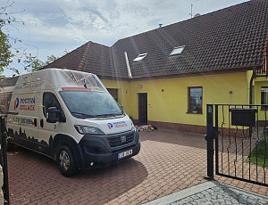 Zateplení stropu rodinného domu pomocí foukané izolace